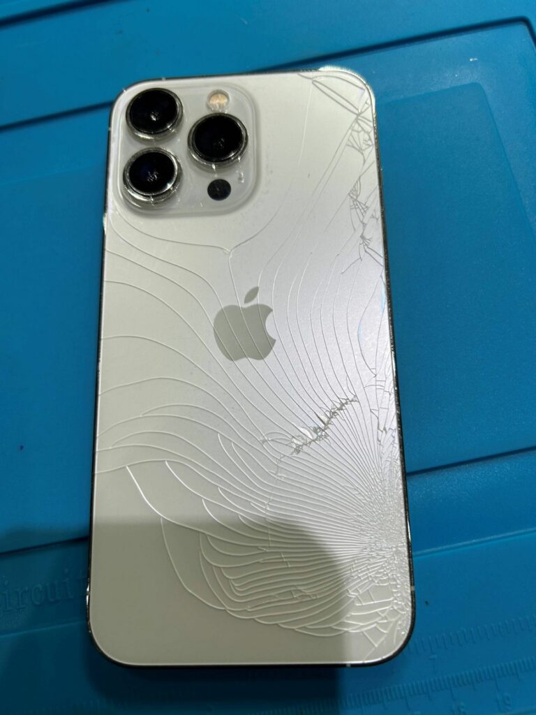 Avant remplacement de la vitre arrière cassée